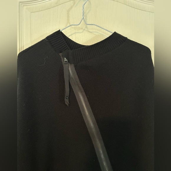 Lululemon Black Poncho On The Go with Zipper Detail - Picture 2 of 9